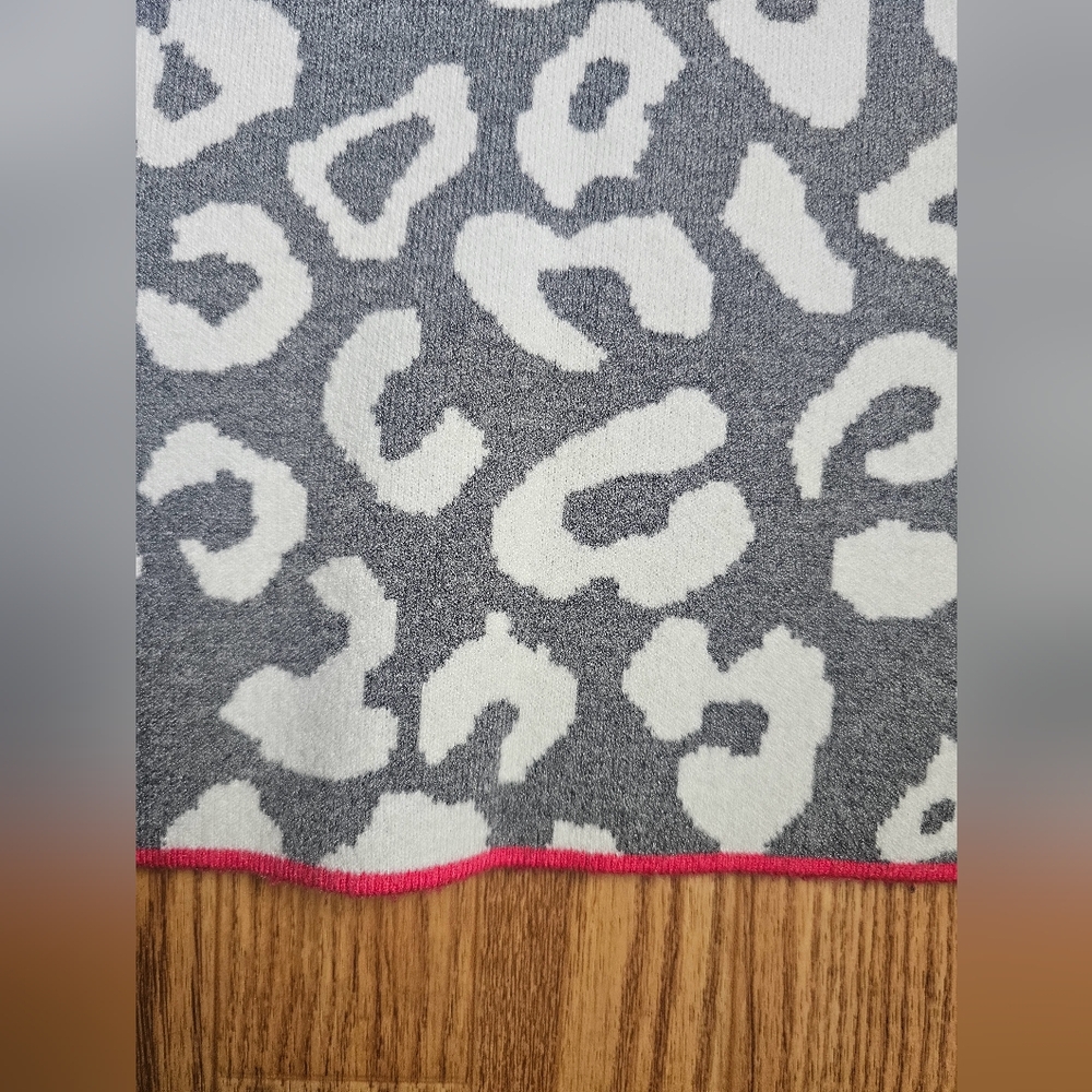 ANTROPOLOGIE Gray and White Leopard Print T-Shirt SWETER Size S‎ - Picture 4 of 8